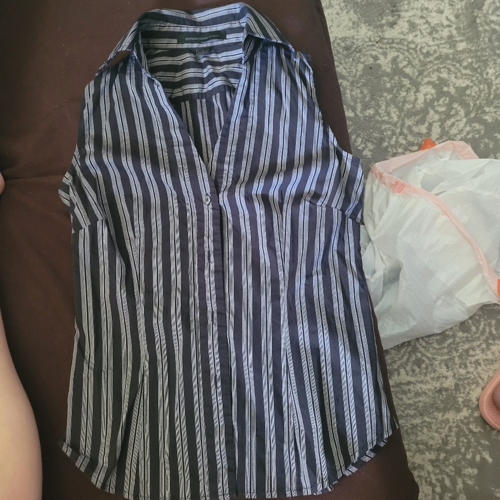 Express Design Studio button-down sleeveless shirt size small